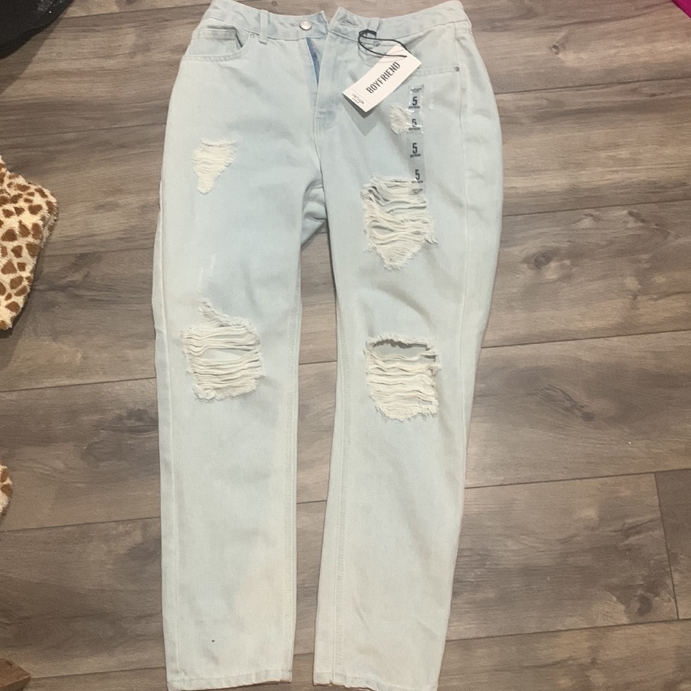 Boyfriend refuge denim jeans.NWT. Size 5. Slight stretch. Super cute on